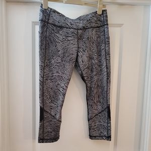 Lululemon pace rival cropped leggings SEAWHEEZE Black/White Stripe Sz 10.